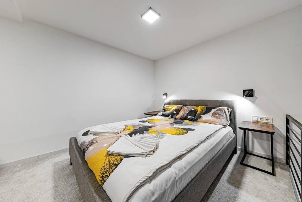 Chic Loft Bp: Industrial Gem Apartment
