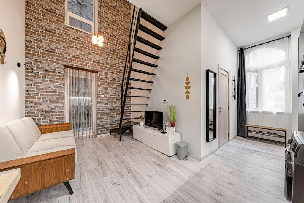 Chic Loft Bp: Industrial Gem Apartment *